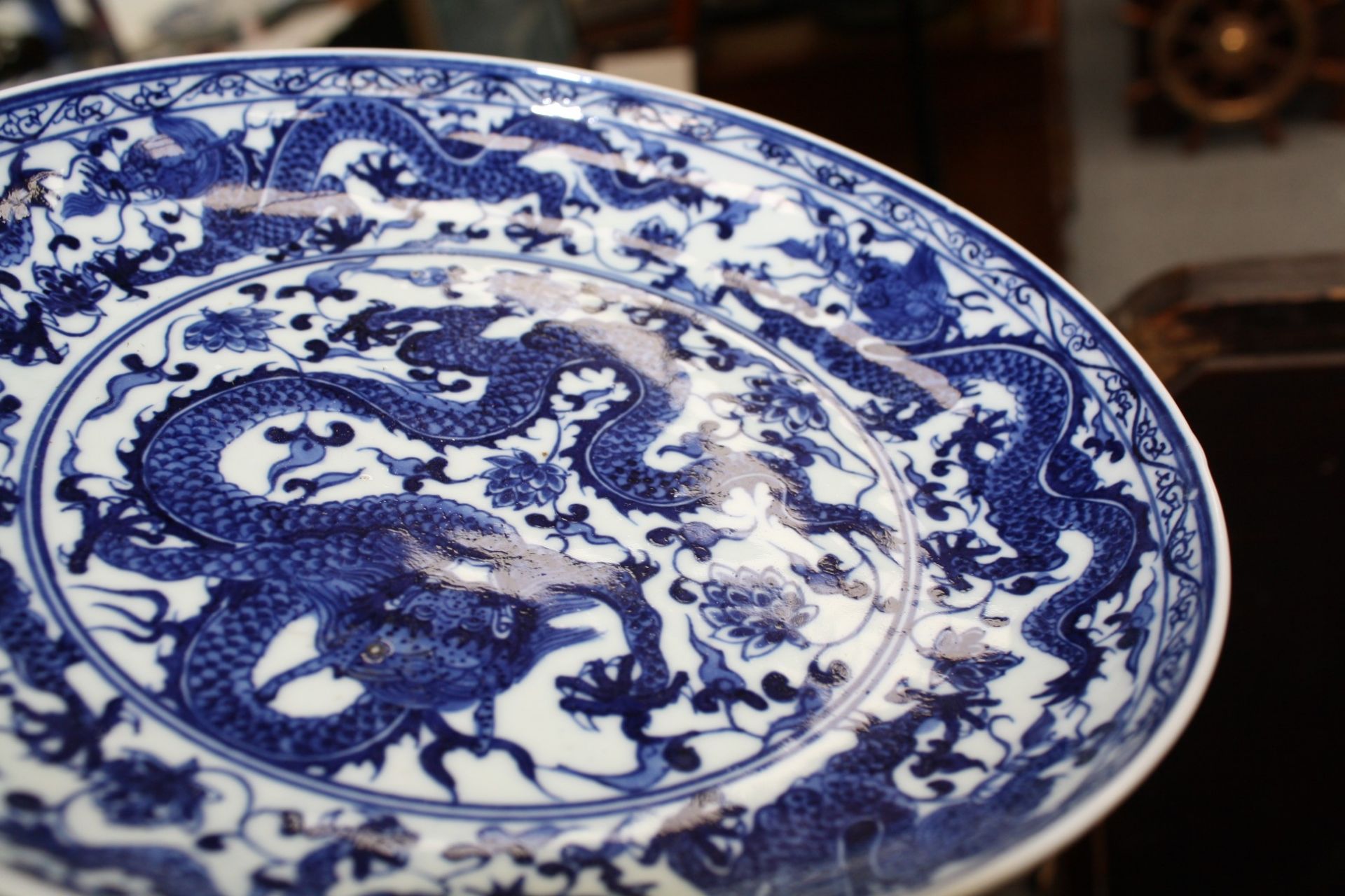 A CHINESE PORCELAIN BLUE AND WHITE DRAGON DISH - Bild 9 aus 13