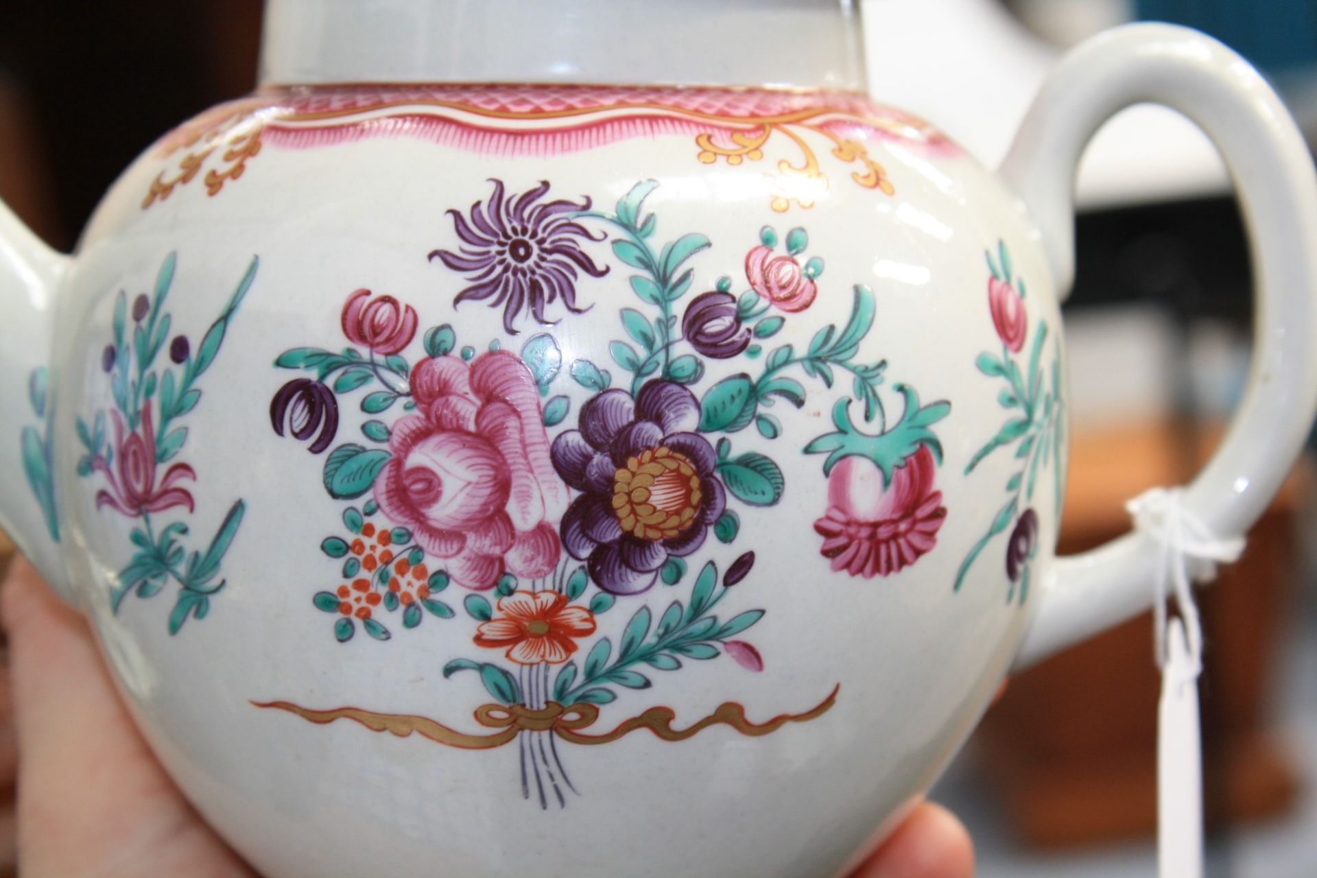A WORCESTER PORCELAIN TEAPOT IN CHINESE EXPORT STYLE - Bild 5 aus 9