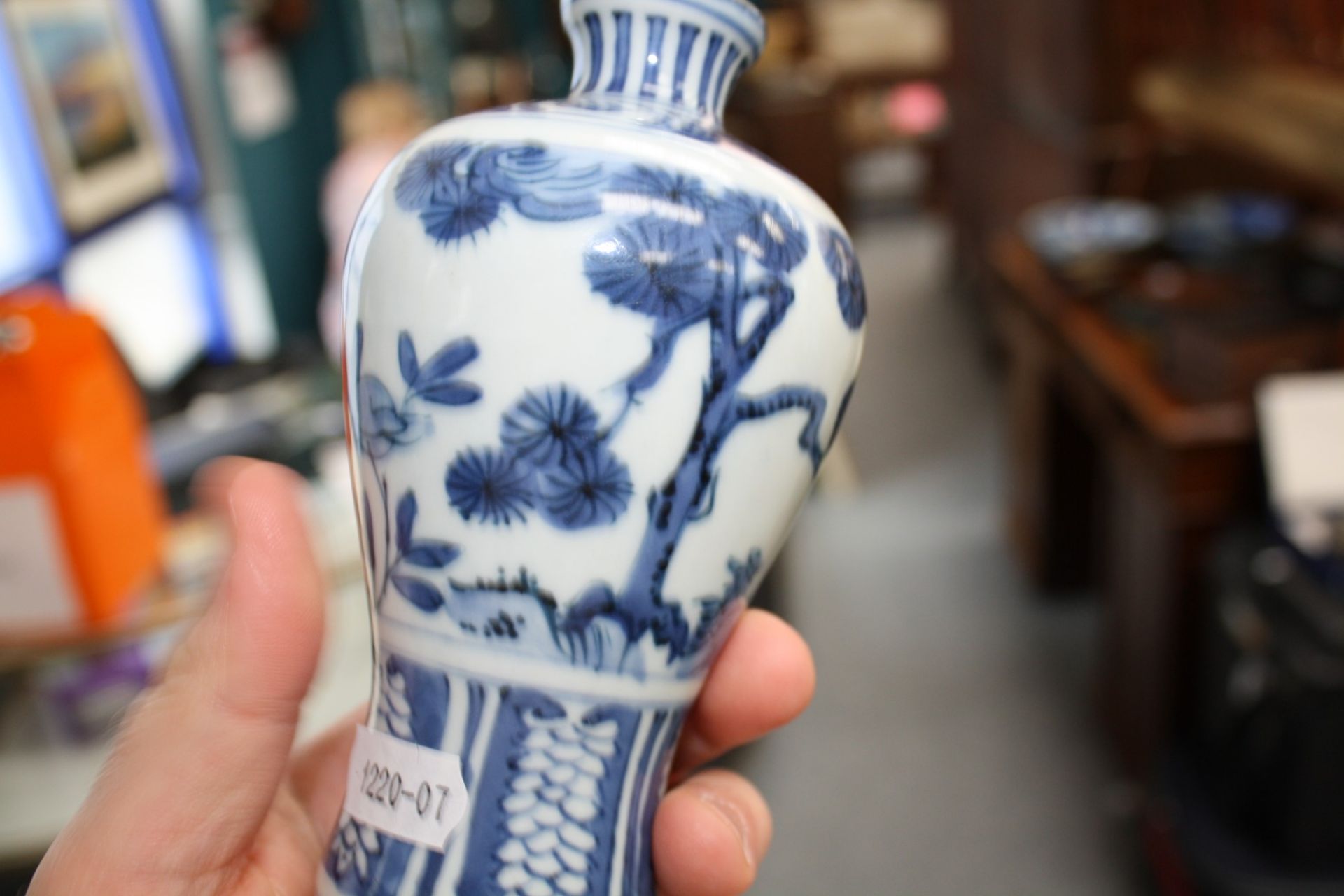 A PAIR OF CHINESE BLUE AND WHITE PORCELAIN VASES - Bild 11 aus 12