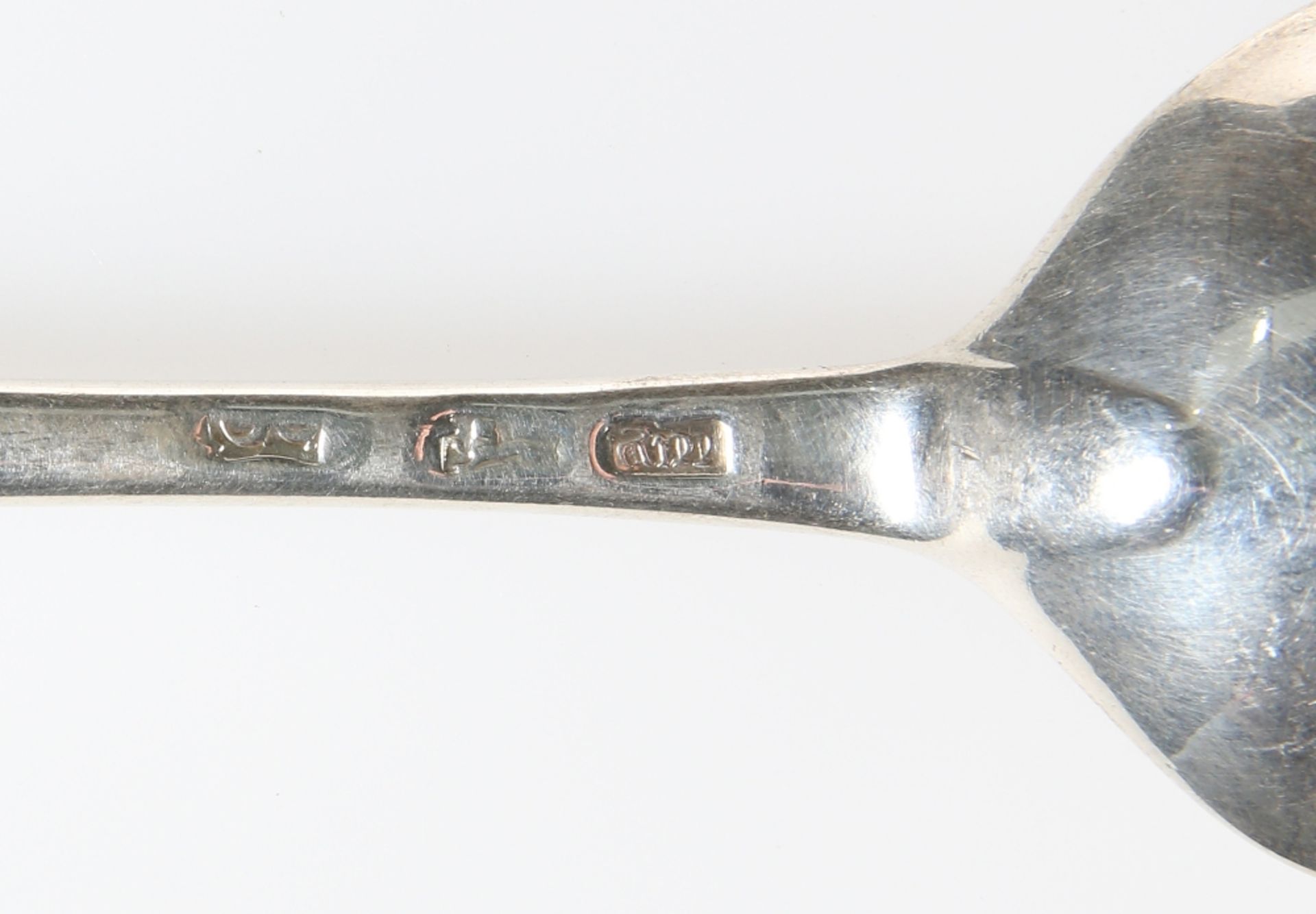 A SET OF SIX 18TH CENTURY SILVER SPOONS, WILLIAM YOUNG - Bild 2 aus 2