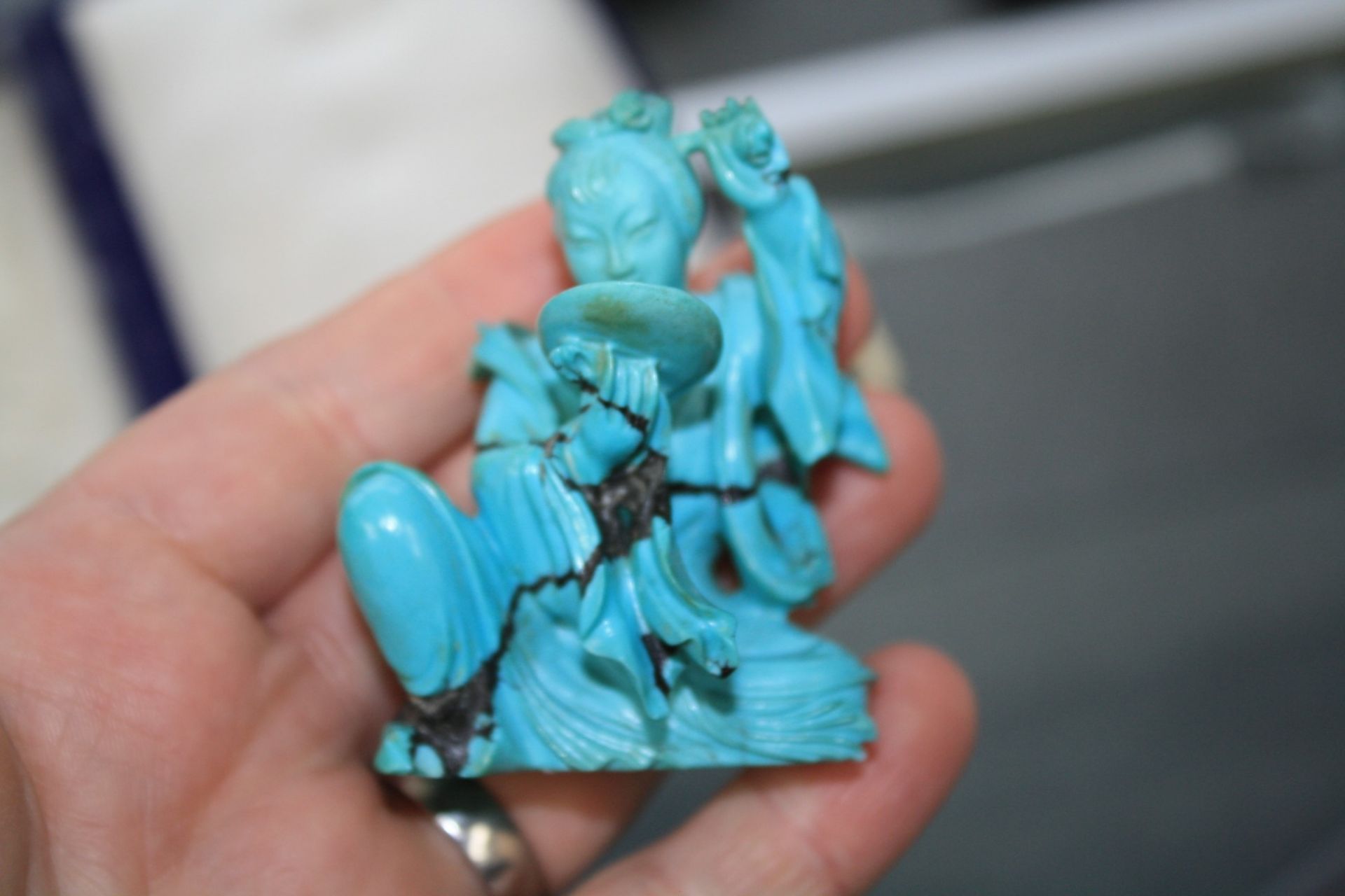 TWO CHINESE CARVED TURQUOISE FIGURES, 19TH/20TH CENTURY - Bild 8 aus 13