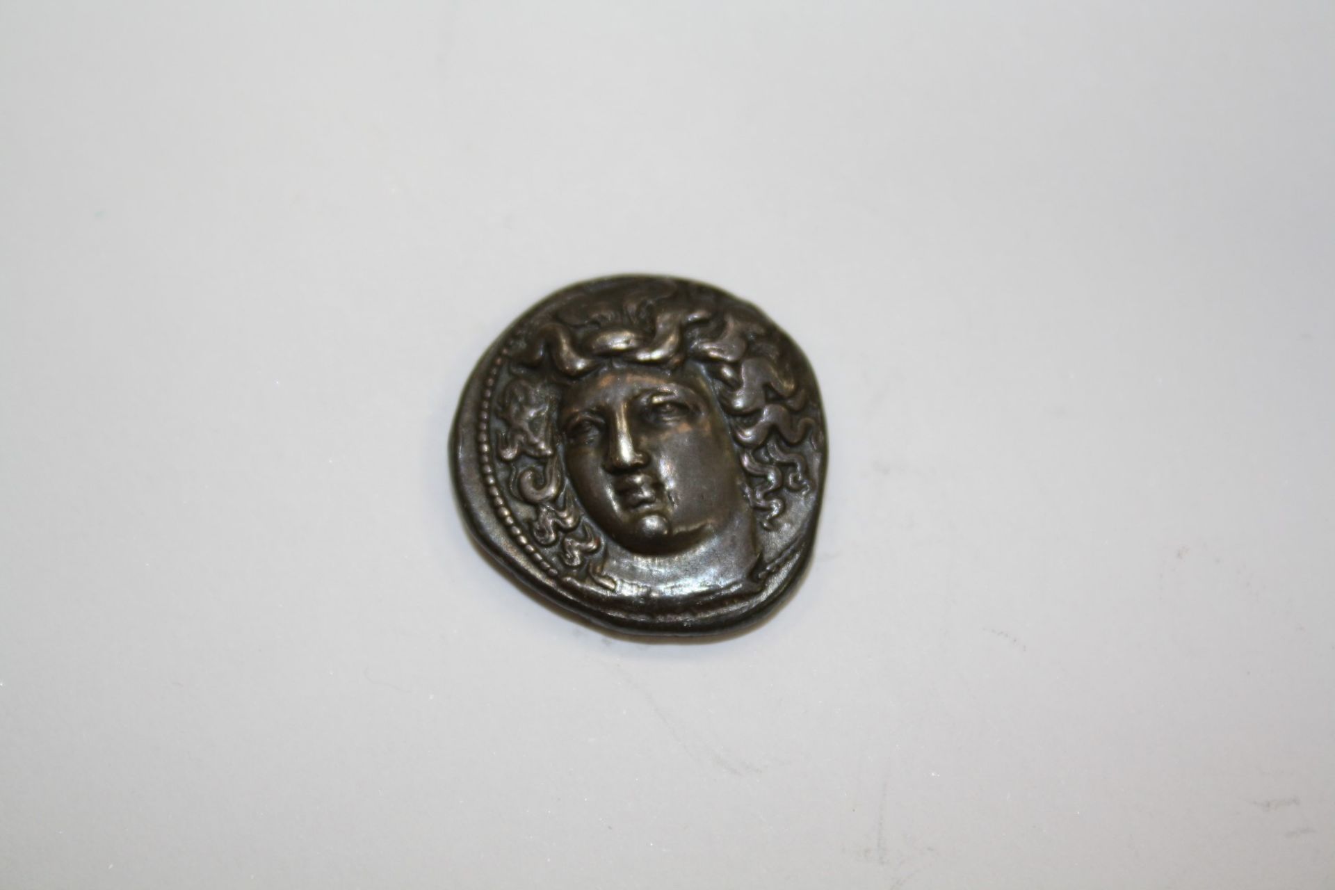 A SMALL COLLECTION OF THIRTEEN ANCIENT GREEK COINS - Bild 14 aus 22