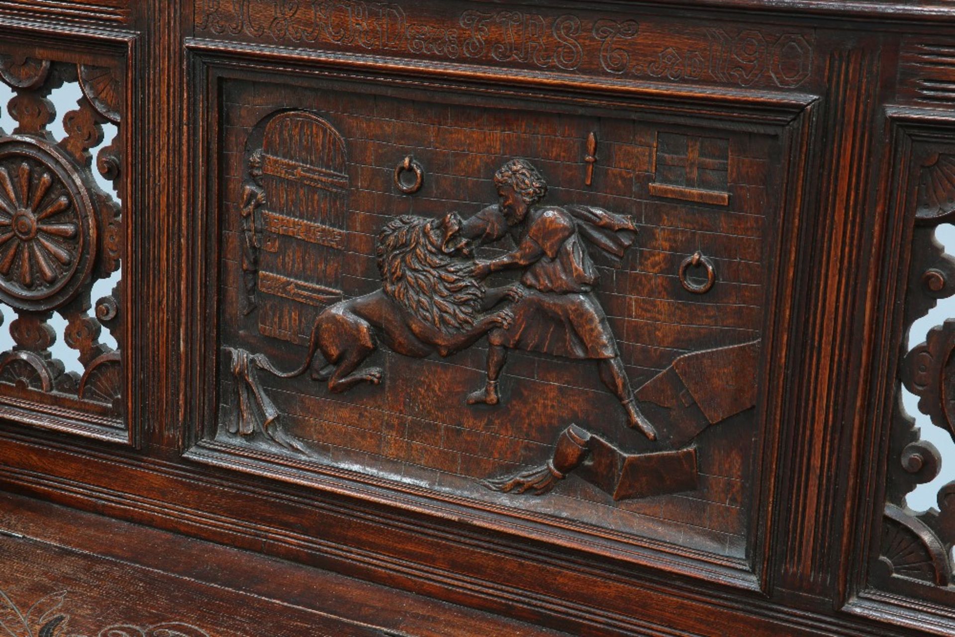 A LATE 19TH CENTURY CARVED OAK SETTLE - Bild 2 aus 2