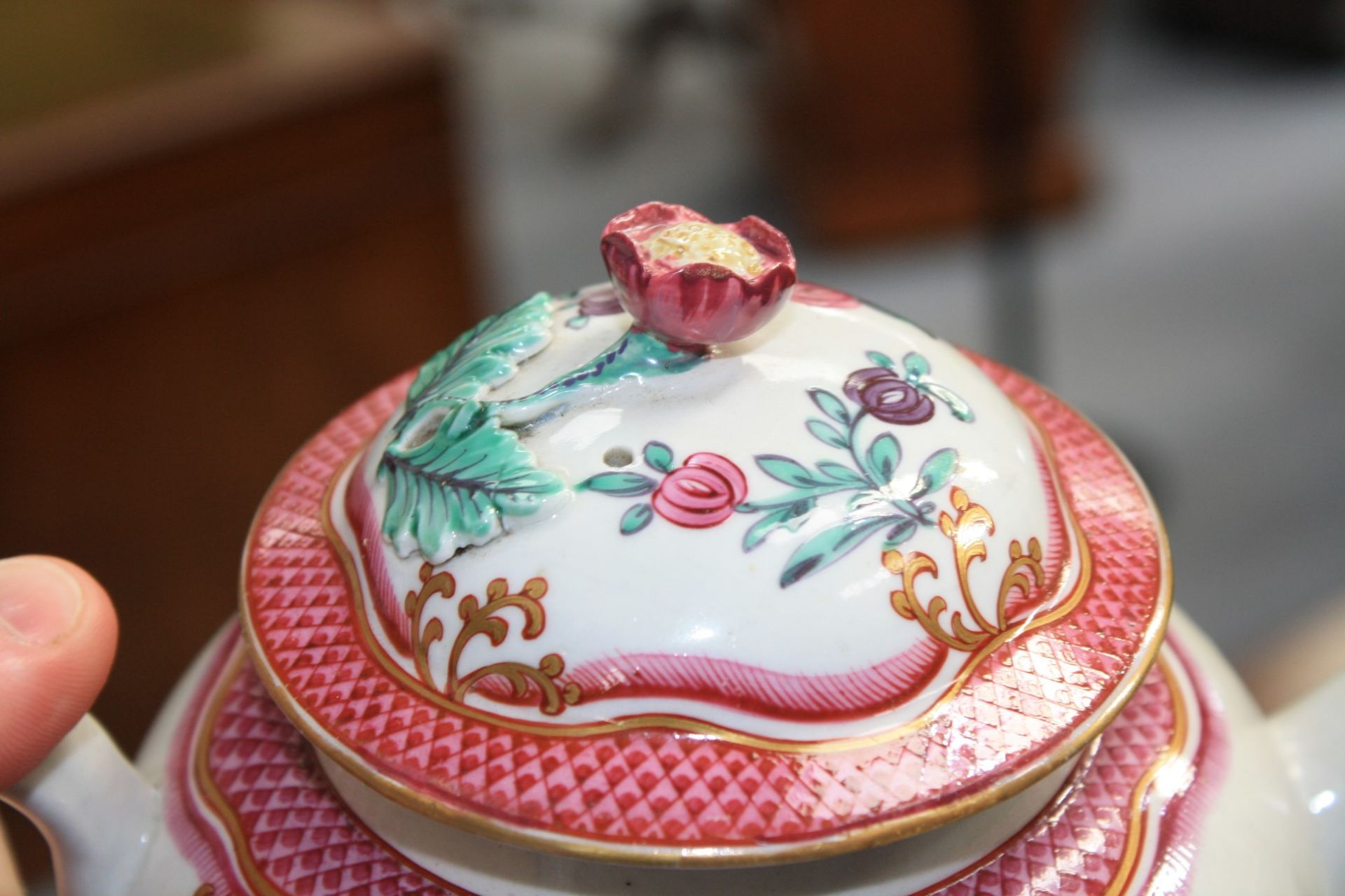 A WORCESTER PORCELAIN TEAPOT IN CHINESE EXPORT STYLE - Bild 7 aus 9