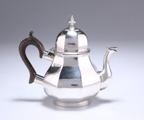 A LATE VICTORIAN SILVER TEAPOT