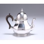 A LATE VICTORIAN SILVER TEAPOT