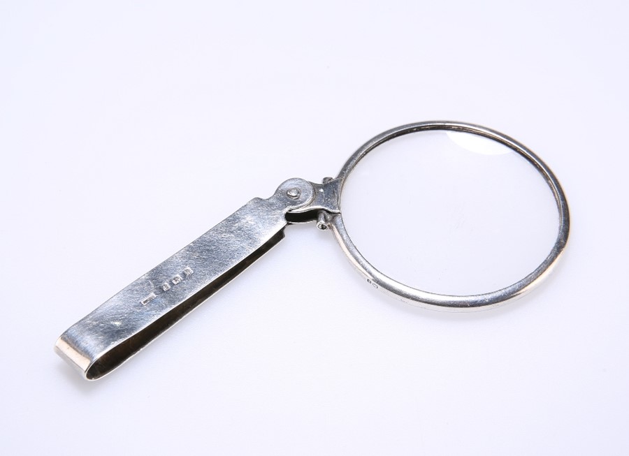 AN EDWARDIAN SILVER FOLDING MAGNIFYING GLASS