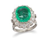 AN EMERALD AND DIAMOND CLUSTER RING