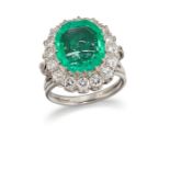 AN EMERALD AND DIAMOND CLUSTER RING