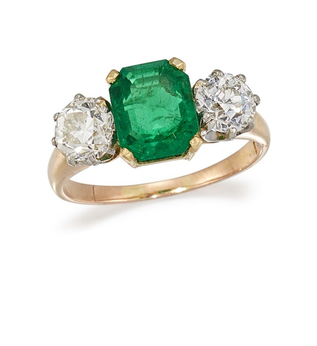 AN EMERALD AND DIAMOND THREE-STONE RING - Image 2 of 3