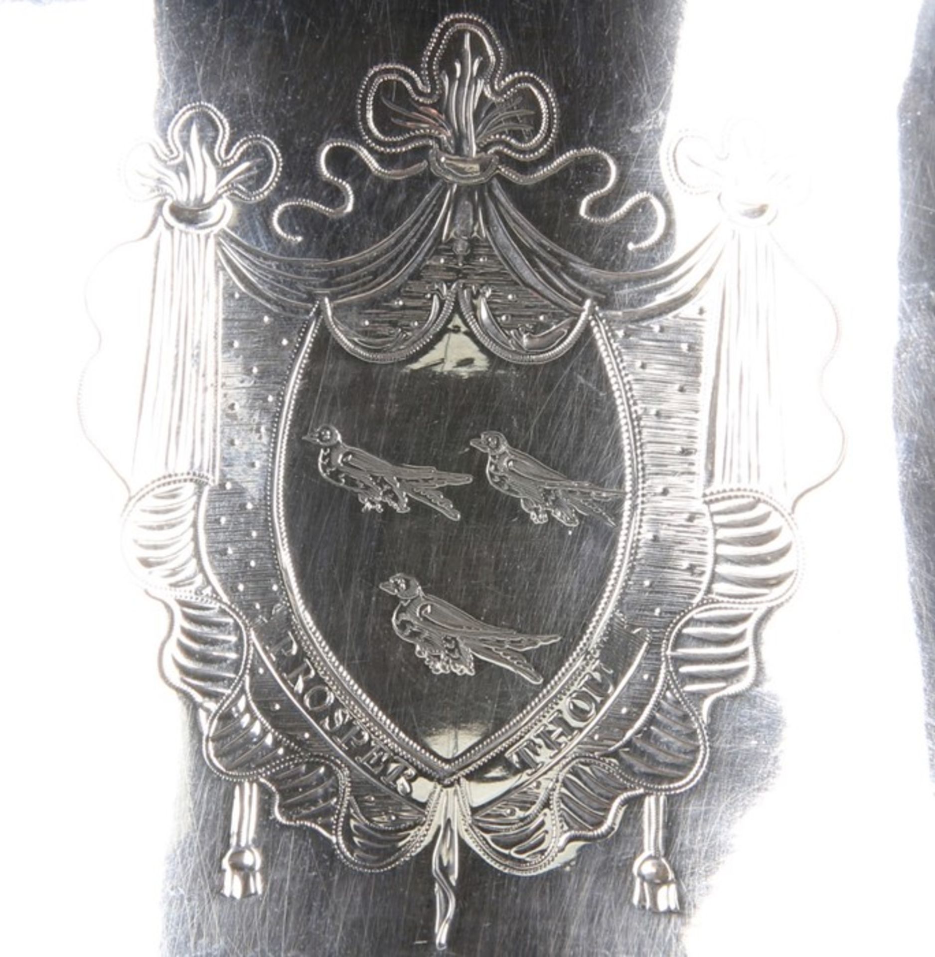 A LARGE GEORGE III IRISH SILVER TWO-HANDLED CUP - Bild 5 aus 5