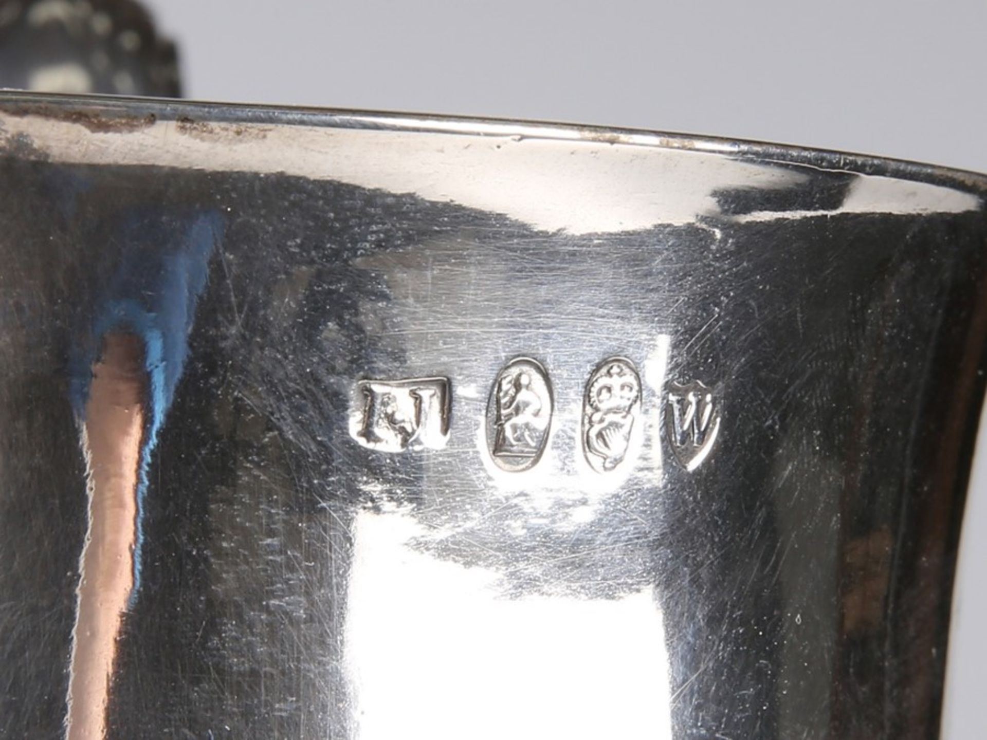 A LARGE GEORGE III IRISH SILVER TWO-HANDLED CUP - Bild 3 aus 5