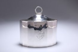 A FINE GEORGE III SILVER TEA CADDY