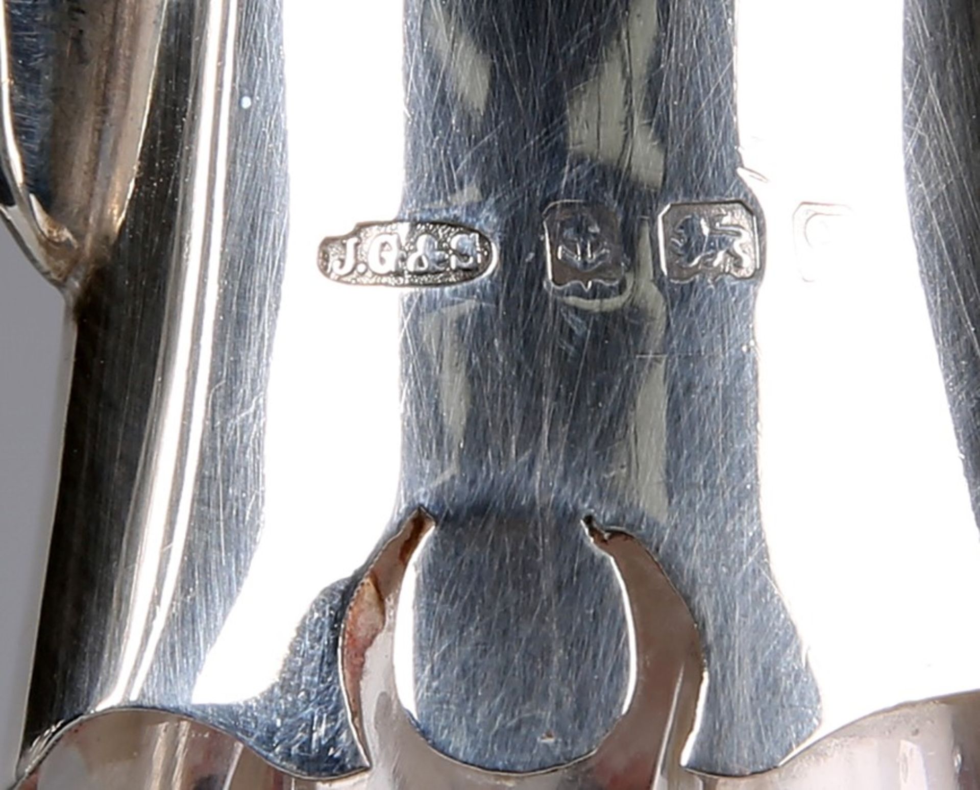 A GEORGE V SILVER-MOUNTED CUT-GLASS CLARET JUG - Bild 3 aus 3