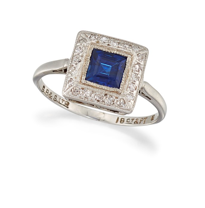 A SAPPHIRE AND DIAMOND CLUSTER RING, MID 20TH CENTURY
