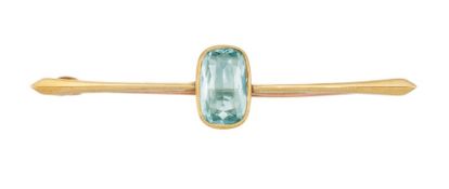 AN AQUAMARINE BAR BROOCH