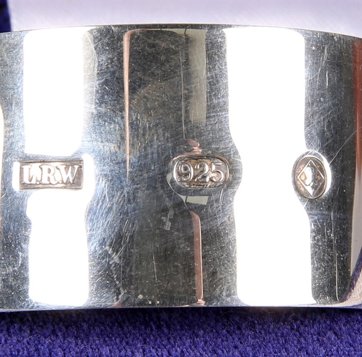 A PAIR OF DIAMOND JUBILEE SILVER NAPKIN RINGS - Image 2 of 2