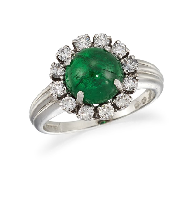 AN EMERALD AND DIAMOND CLUSTER RING - Image 3 of 3