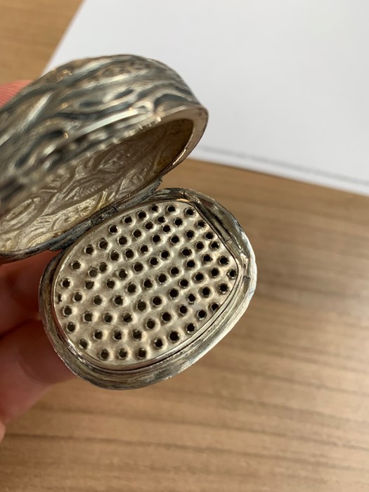 A RARE VICTORIAN NOVELTY SILVER NUTMEG GRATER - Image 4 of 10
