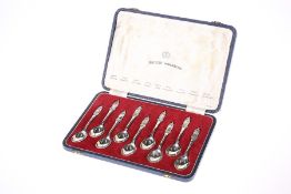 A SET OF EIGHT ELIZABETH II "BRITISH MONARCHS" SILVER SPOONS