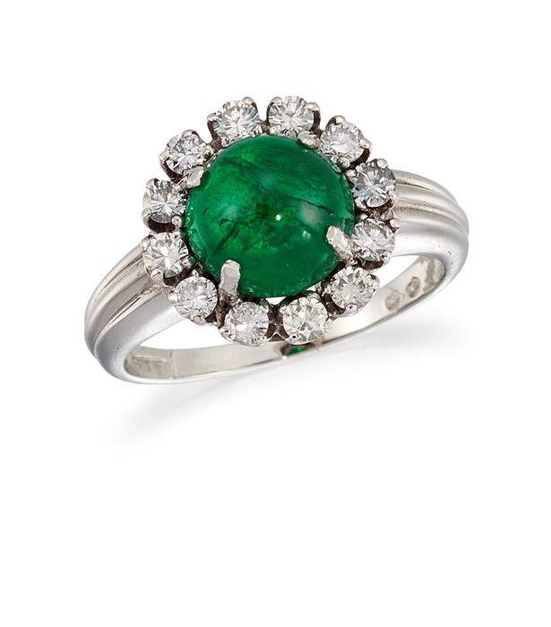 AN EMERALD AND DIAMOND CLUSTER RING