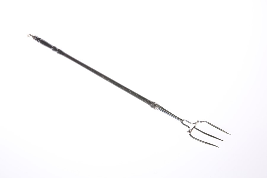 A GEORGE III SILVER TOASTING FORK - Image 3 of 6