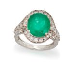 AN EMERALD AND DIAMOND CLUSTER RING