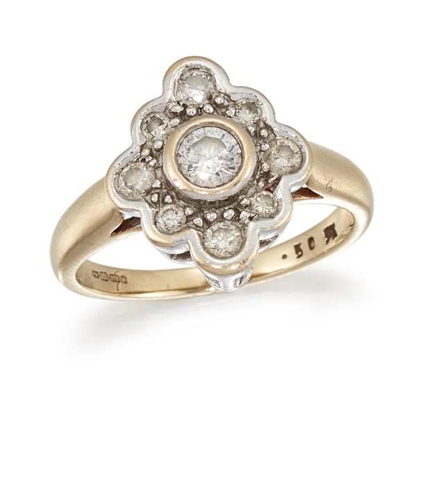 A DIAMOND CLUSTER RING - Image 2 of 3