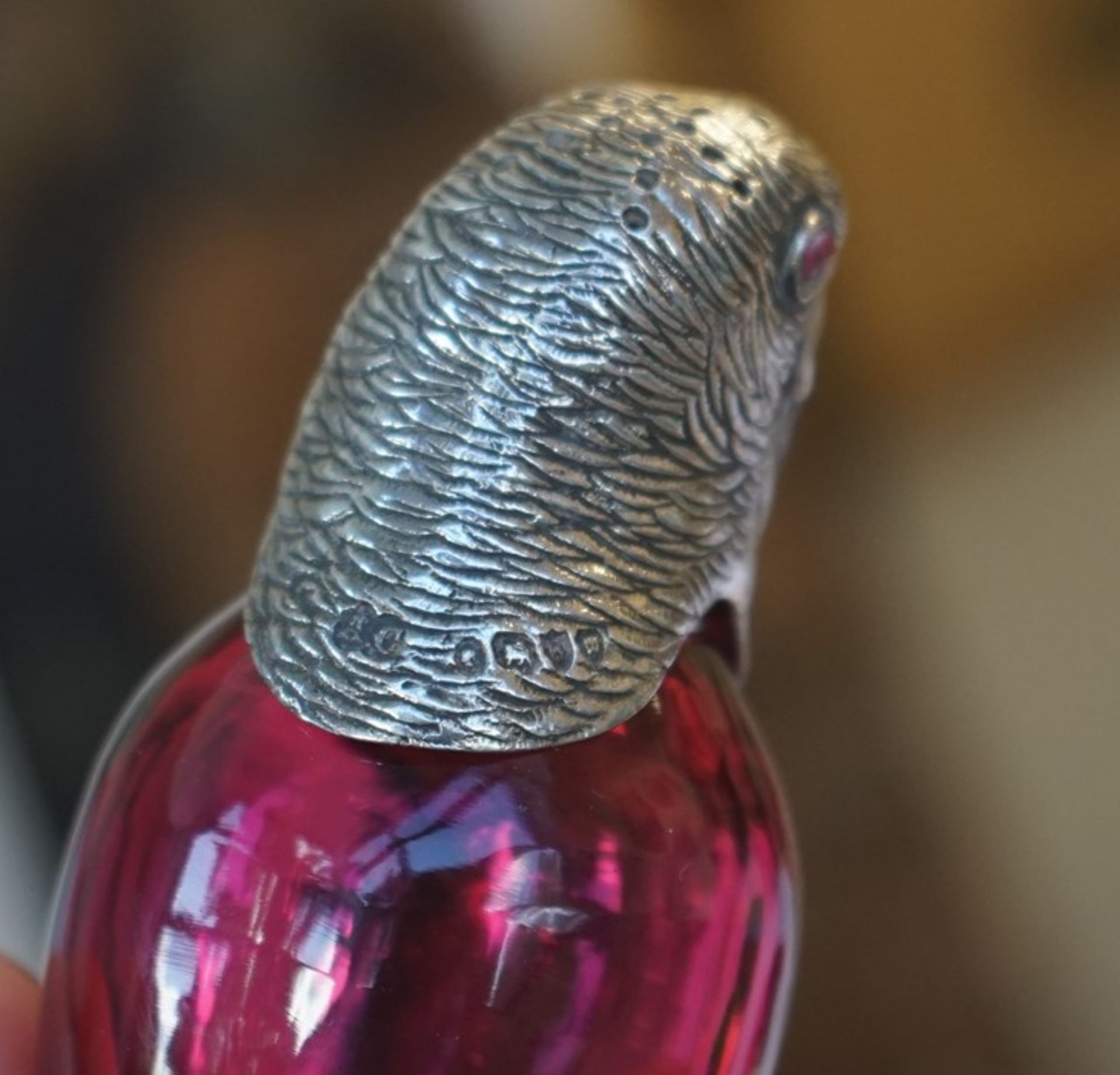 A VICTORIAN SILVER-MOUNTED CRANBERRY GLASS NOVELTY PEPPERETTE - Bild 4 aus 11