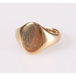 A 9 CARAT GOLD SIGNET RING, Birmingham 1927. 4.8 grams