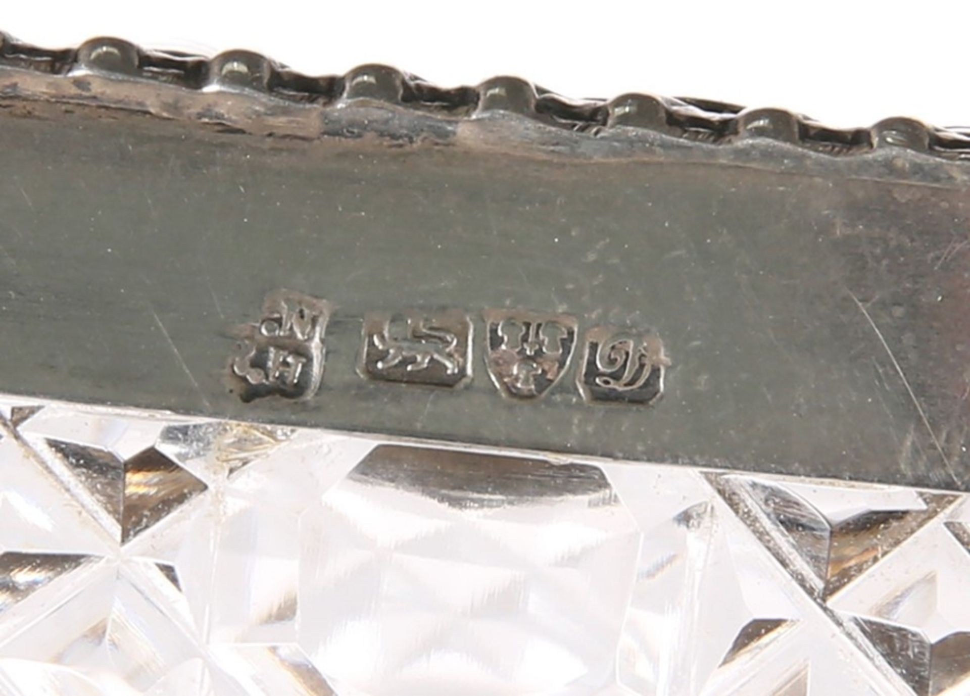 AN EDWARDIAN SILVER-TOPPED CUT-GLASS DRESSING TABLE BOX - Bild 3 aus 4