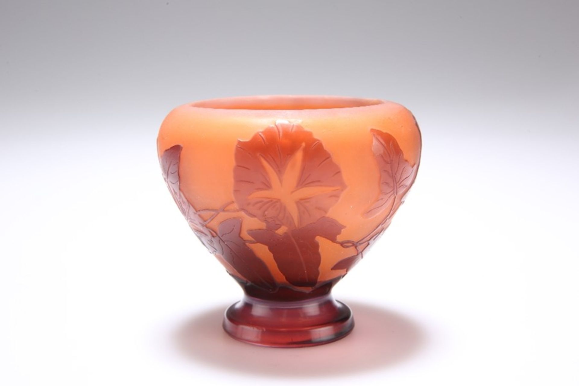 EMILE GALLE, A CAMEO GLASS FOOTED VASE - Bild 3 aus 4