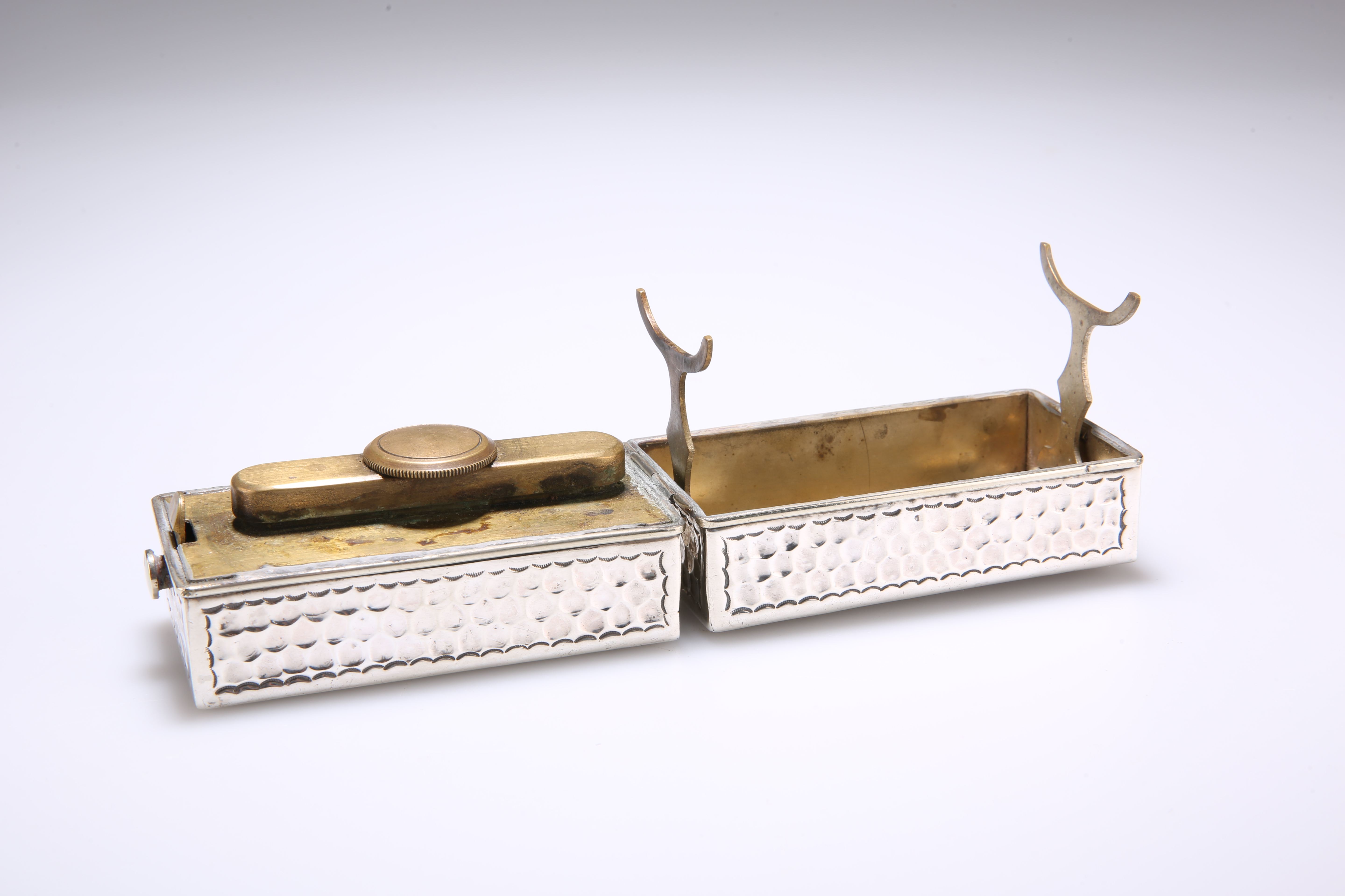AN EDWARDIAN SILVER TRAVELLING CURLING TONGS HEATER BOX