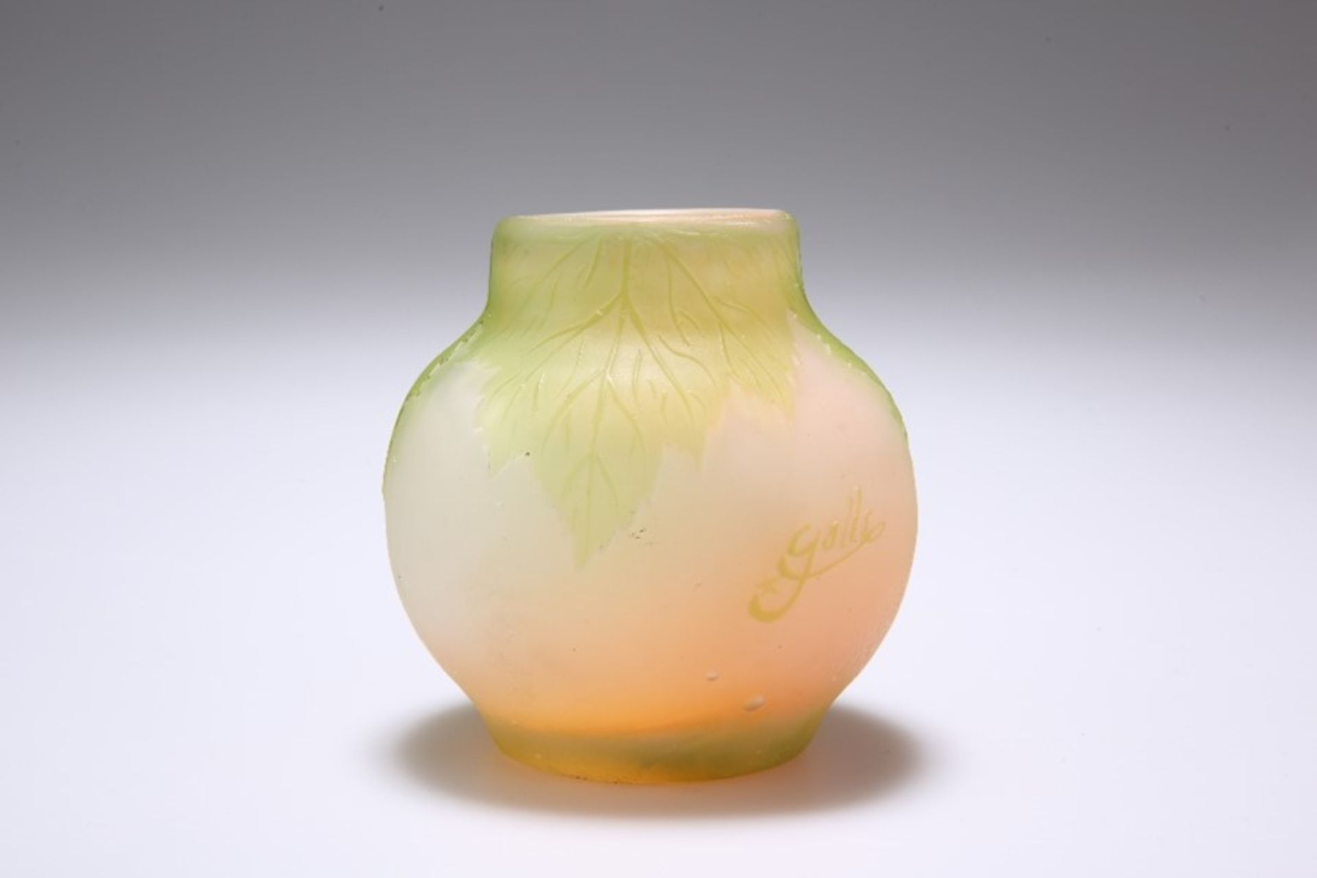 EMILE GALLE, A CAMEO GLASS VASE - Bild 3 aus 4