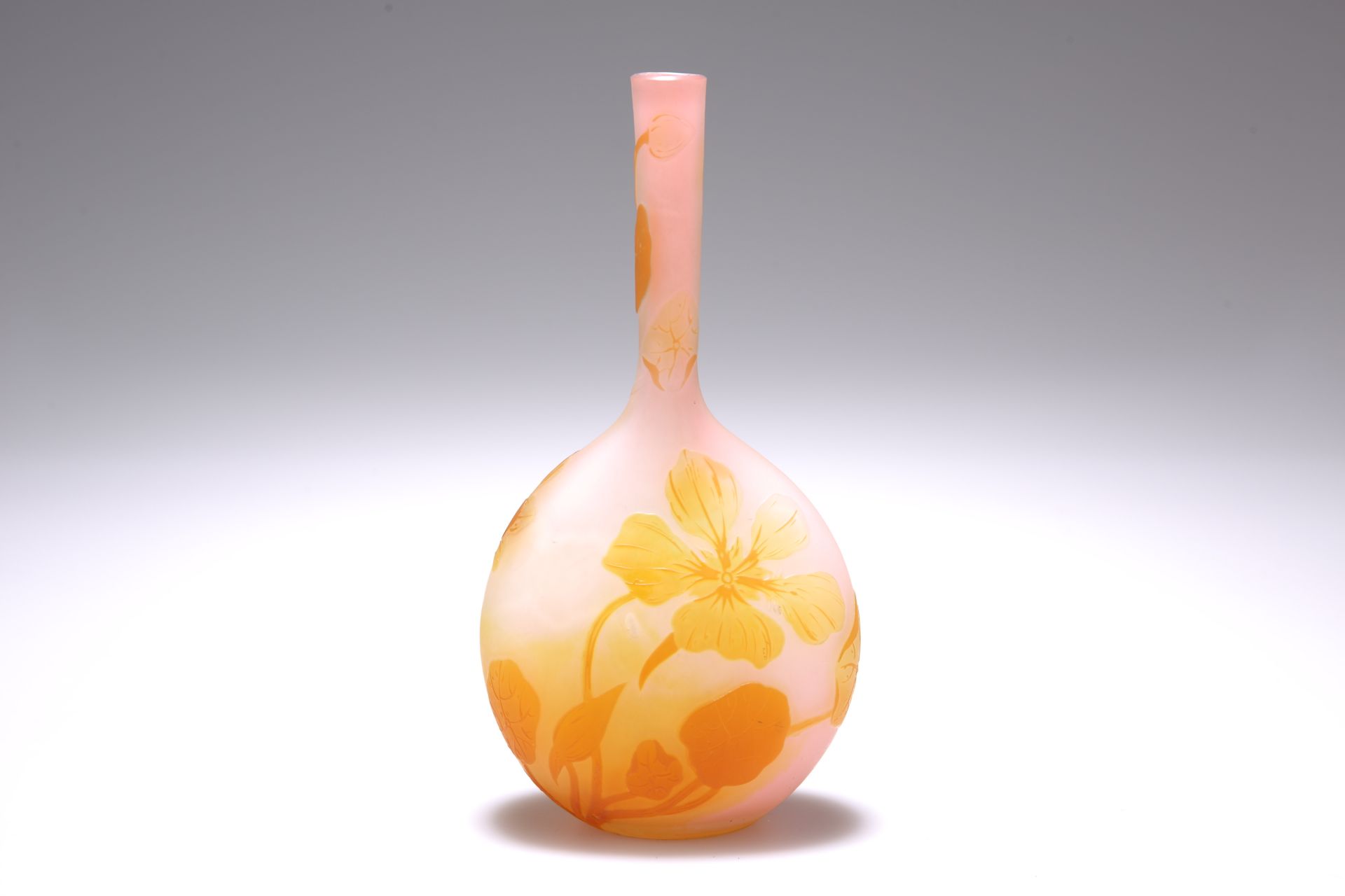 EMILE GALLE, A CAMEO GLASS VASE - Bild 4 aus 4