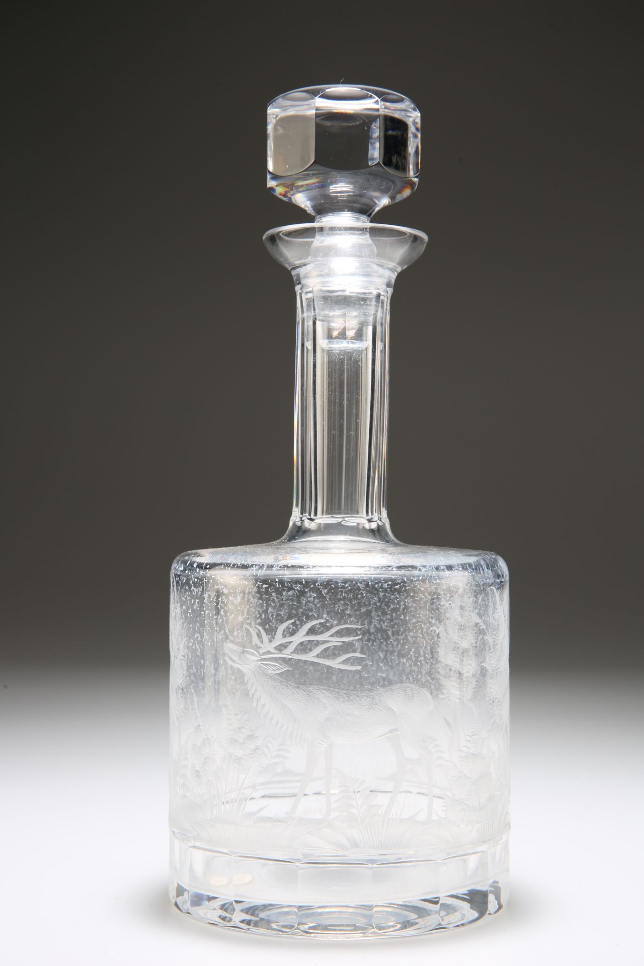 AN ETCHED GLASS MALLET-FORM DECANTER