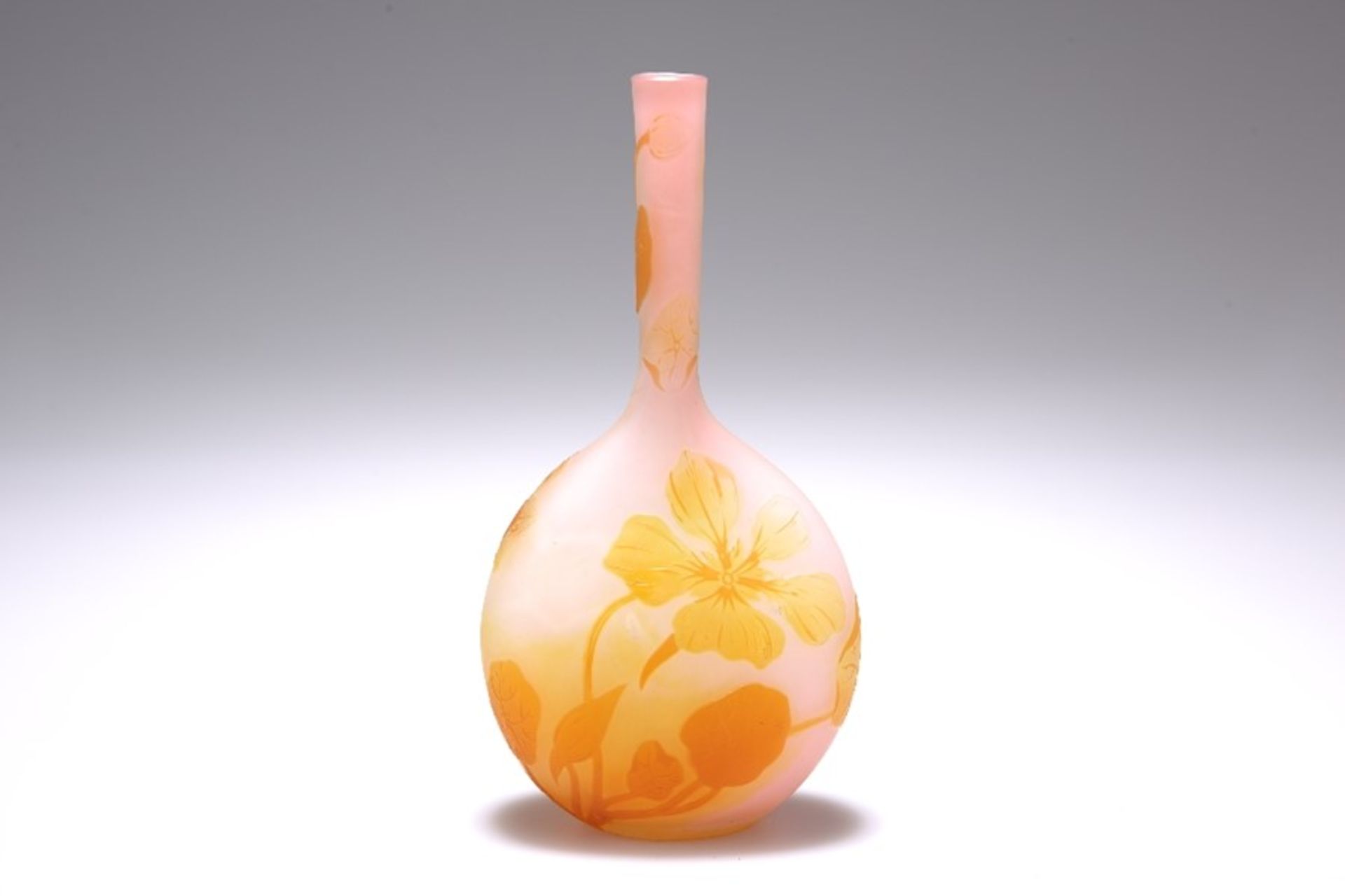 EMILE GALLE, A CAMEO GLASS VASE - Bild 3 aus 4