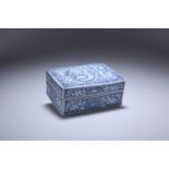 A CHINESE BLUE AND WHITE PORCELAIN BOX, 18TH/19TH CENTURY