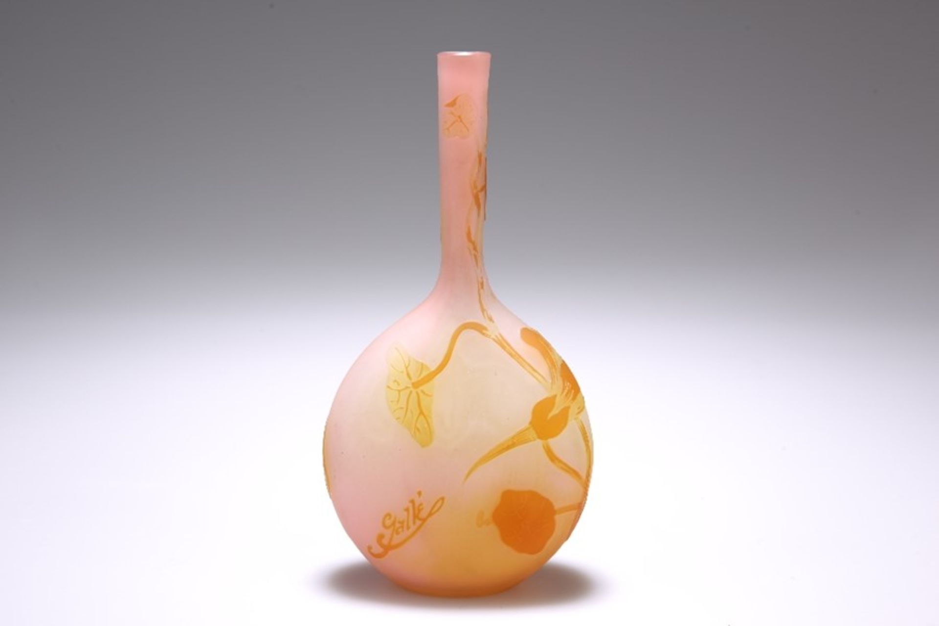 EMILE GALLE, A CAMEO GLASS VASE - Bild 2 aus 4