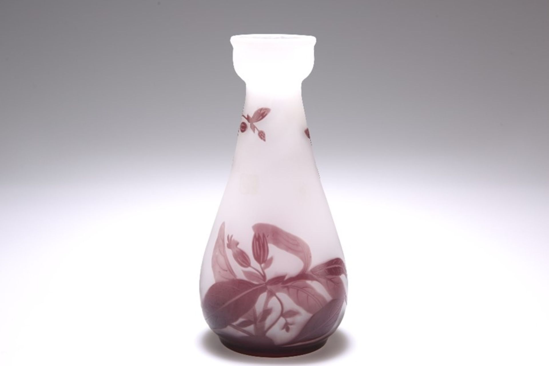 EMILE GALLE, A CAMEO GLASS VASE - Bild 3 aus 4