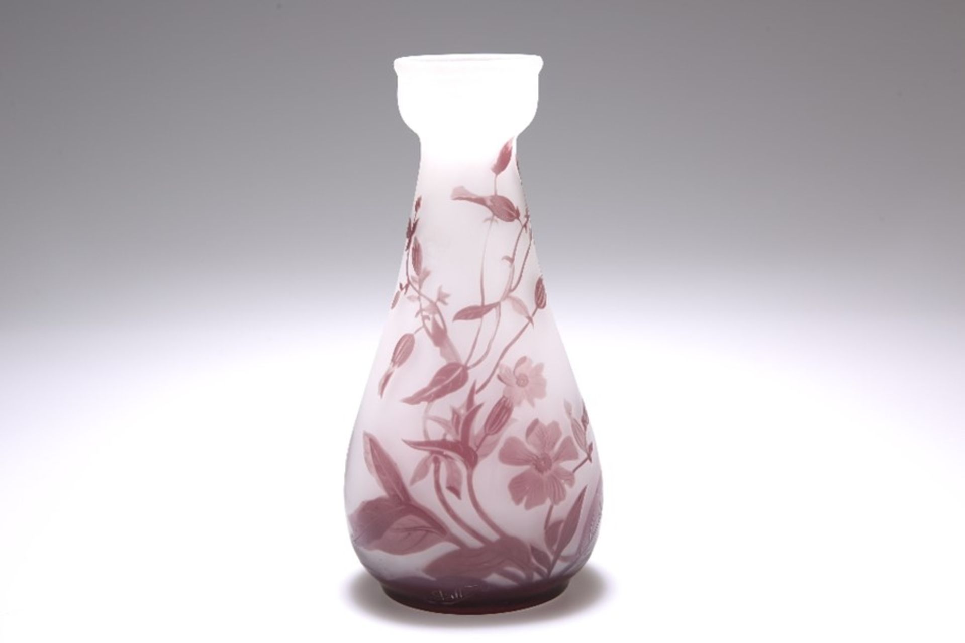 EMILE GALLE, A CAMEO GLASS VASE - Bild 2 aus 4