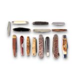 A GROUP OF FIFTEEN ANTIQUE AND VINTAGE POCKET KNIVES.