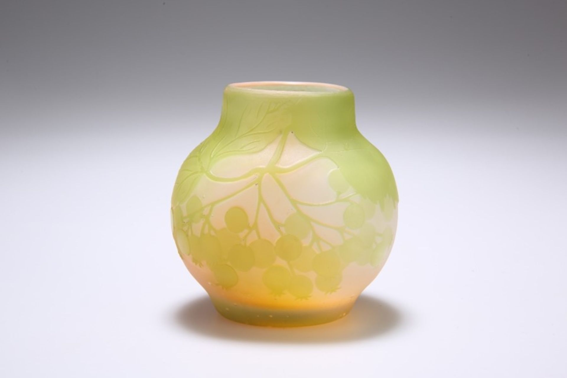 EMILE GALLE, A CAMEO GLASS VASE - Bild 2 aus 4