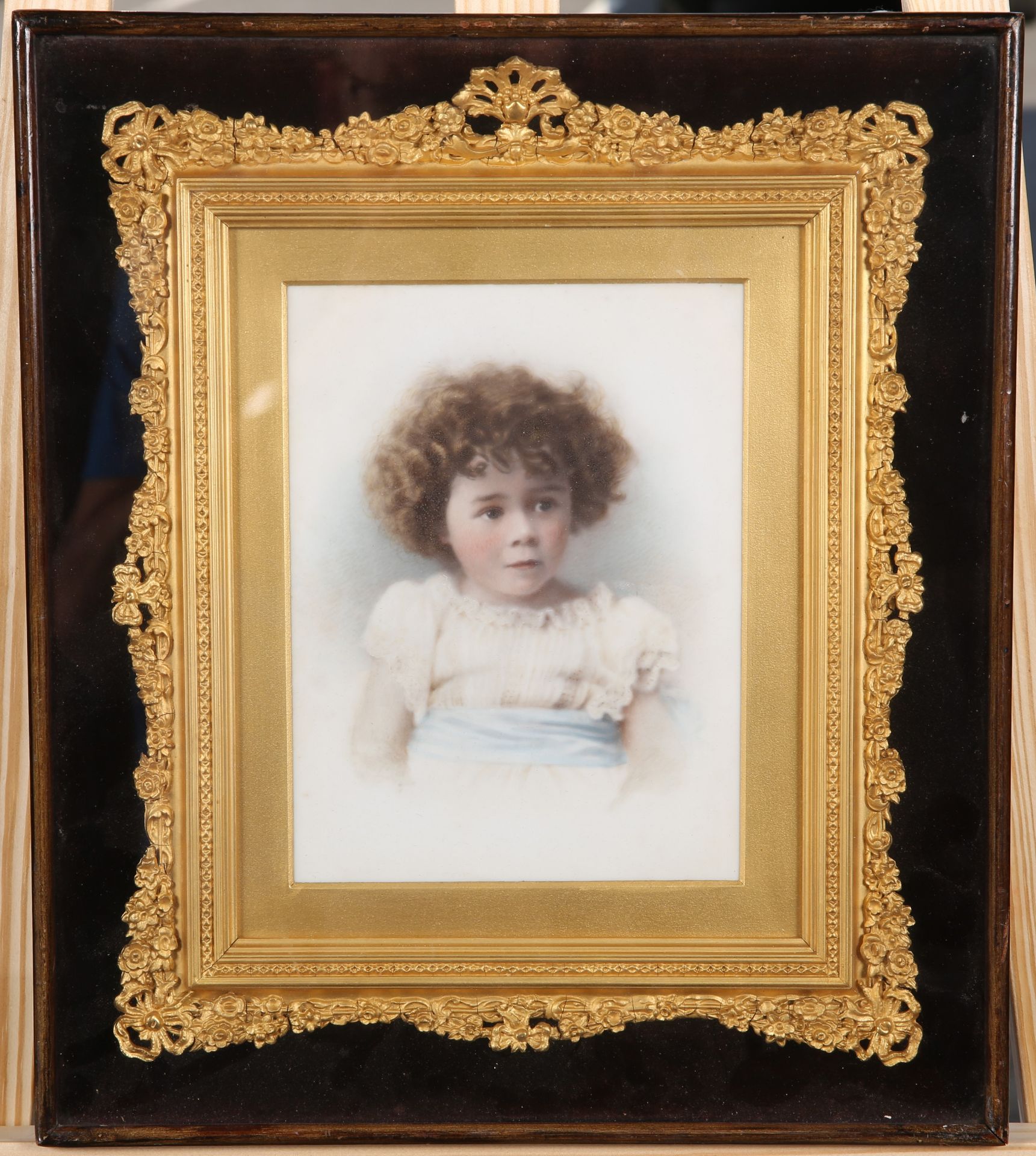 AN EDWARDIAN COLOURED PHOTOGRAPHIC PORTRAIT OF A CHILD - Bild 2 aus 2