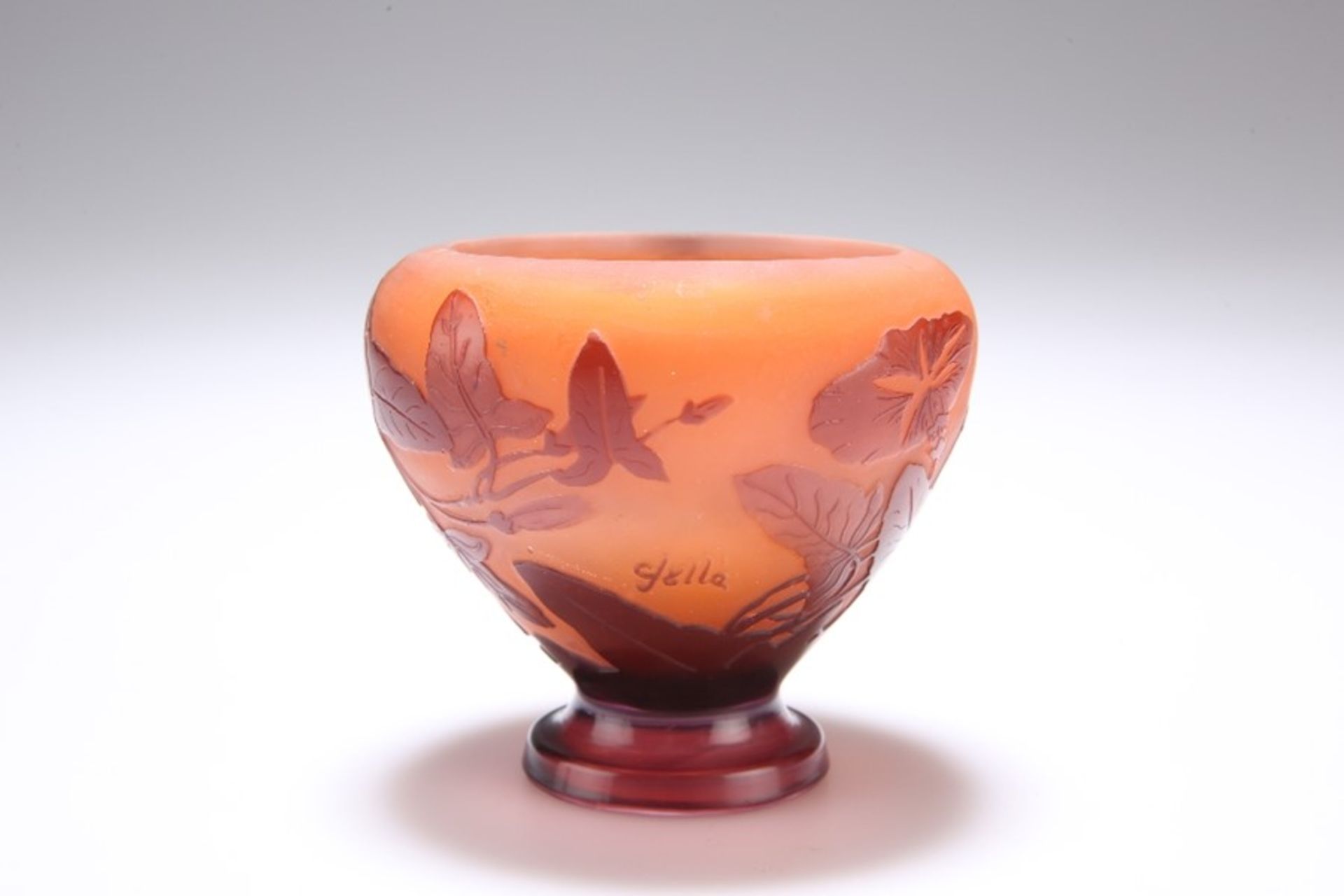 EMILE GALLE, A CAMEO GLASS FOOTED VASE - Bild 2 aus 4