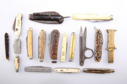 A GROUP OF SEVENTEEN ANTIQUE AND VINTAGE POCKET KNIVES. (17)