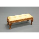 A WALNUT FOOTSTOOL, IN GEORGIAN STYLE, EARLY 20TH CENTURY