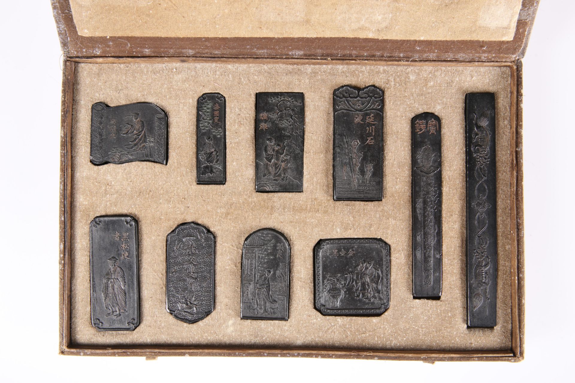 A BOXED SET OF TEN CHINESE CARVED INK STONES, various sizes. - Bild 2 aus 2