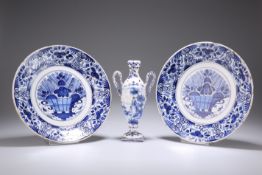 A PAIR OF 18TH CENTURY DELFT PLATES