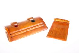 AN ART DECO CARVACRAFT AMBER COLOURED BAKELITE INKSTAND AND NOTEPAD HOLDER